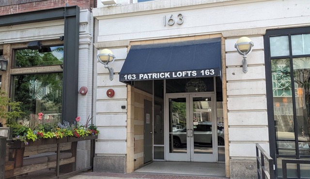 Charming 2-bedroom open loft apartment in downtown central Salt Lake City.