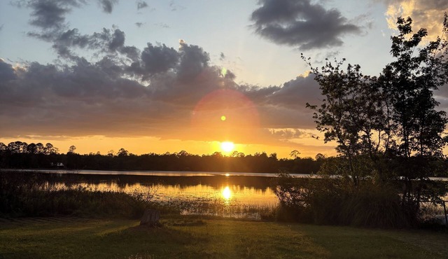 Charming 2-bedroom, 1-bath lakefront house in the Ocala National Forest