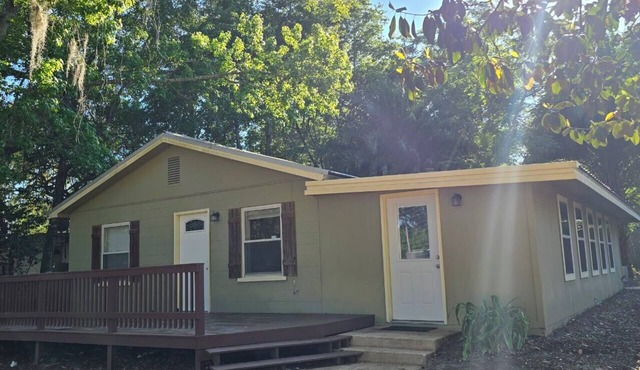 Charming 2-bedroom Full fence house in Silver Springs with AC, WiFi