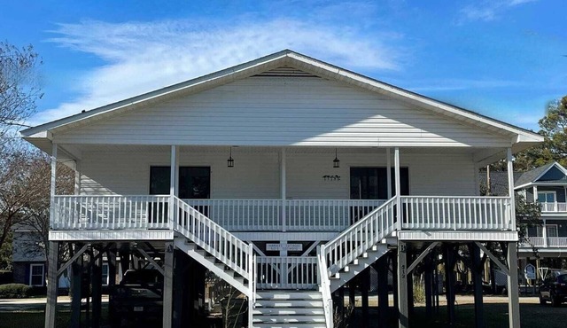 Charming 2-bedroom cottage near downtown Surfside Beach. Quick walk to the beach