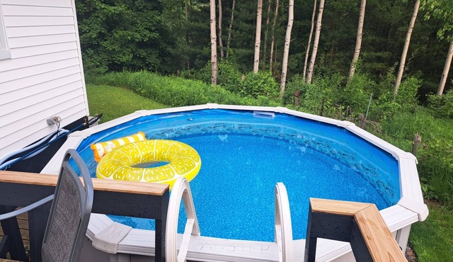 Charming 2-bedroom cabin in enchanting Gores Landing with WiFi, AC, hot tub/pool