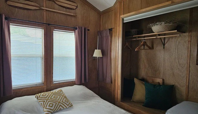 Charming 2-bedroom cabin with WiFi and AC in delightful Port Colborne