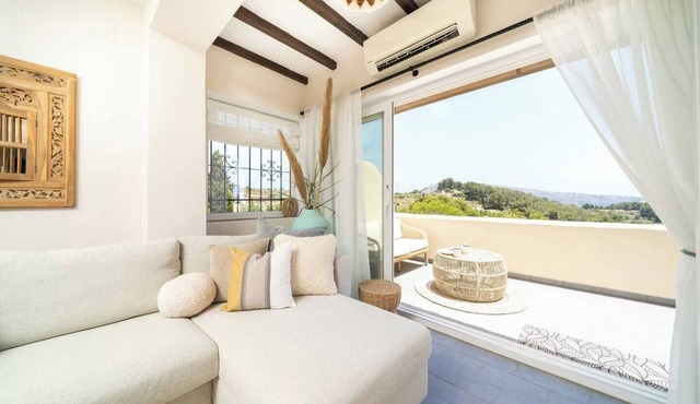 Charming 2-bedroom with sea views, pool and tennis