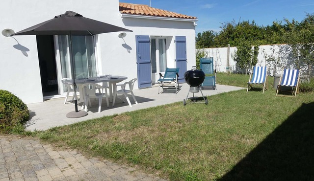 Charming 2-Bedroom House Near Beach & Town + Terrace, BBQ, Parking Included