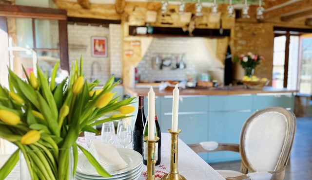 Charming 2-bedroom cottage within a pretty sandstone courtyard with large pool