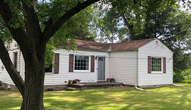 Charming 2-bedroom house just outside Bowling Green with optional Spa services