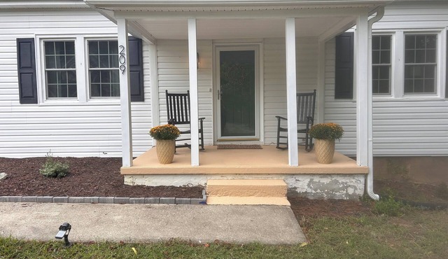 Charming 2-bedroom house in Bowling Green with AC
