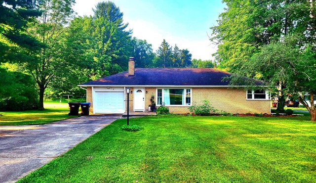 Charming 2-bedroom house in serene Conneaut Lake with AC, WiFi, large backyard