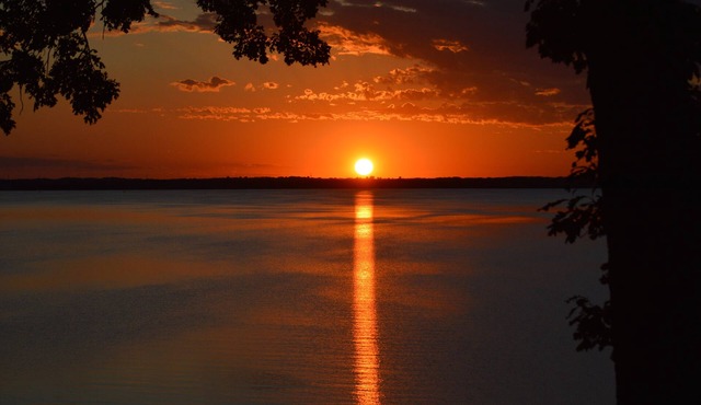 Charming 2-bedroom cottage on Lake Koshkonong in Fort Atkinson, Wi.