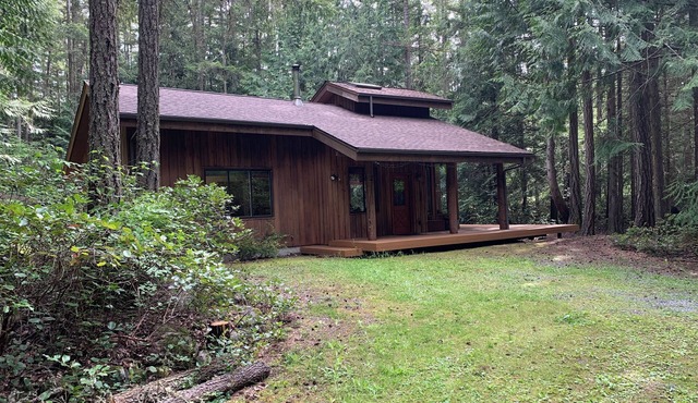 Charming 2-bedroom cabin on private lot near Roche Harbor with Wi-Fi