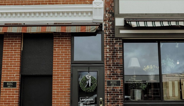 Charming 2-bedroom apartment in awesome Downtown Grundy Center