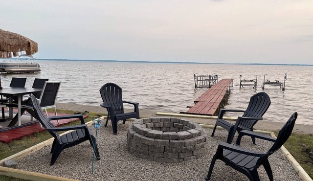 Charming 2-bedroom cabin with AC, WiFi in lovely Houghton Lake