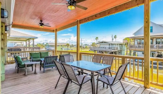 Charming 2-bedroom cottage on the canal in Jamaica Beach.