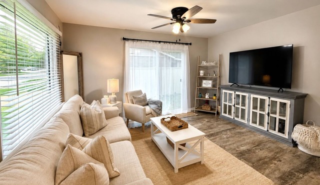 Charming 2-bedroom house with WiFi, AC in lovely Michigan City