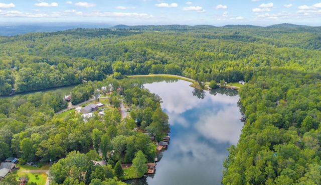 Charming 2-bedroom cabin in beautiful Mountain Rest on Lake Becky