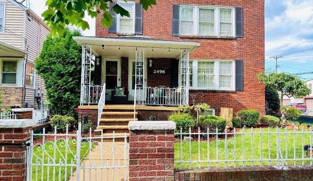 Charming 2-bedroom house in enchanting Niagara Falls NY with AC, WiFi