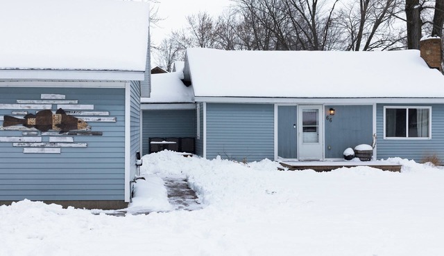 Charming 2-bedroom home near Mona Lake. Pet Friendly!