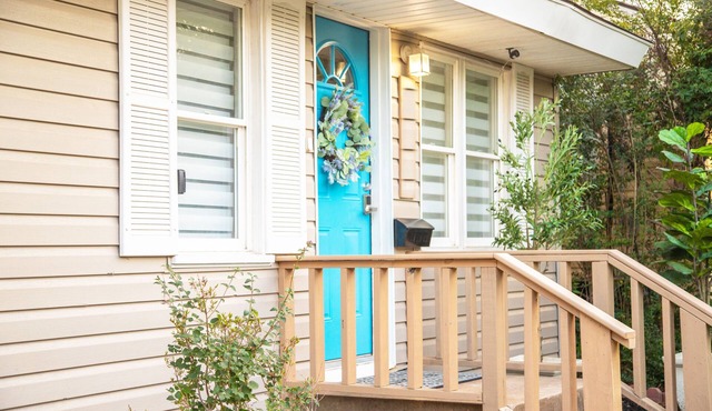 Charming 2-bedroom cottage in fabulous Oklahoma City with AC, WiFi