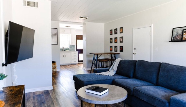 Charming 2-bedroom house in wonderful Oklahoma City with AC, WiFi