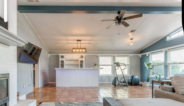 Charming 2-bedroom house with WiFi, AC, Towels, Linens, washer/dryer.
