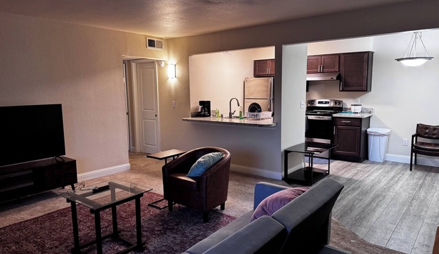 Charming 2-bedroom apartment with AC, fitness room in fabulous Oklahoma City