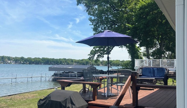 Charming 2-bedroom cottage with AC, WiFi on Pleasant Lake