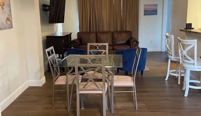 Charming 2-bedroom townhome with AC and WiFi in Riviera Beach