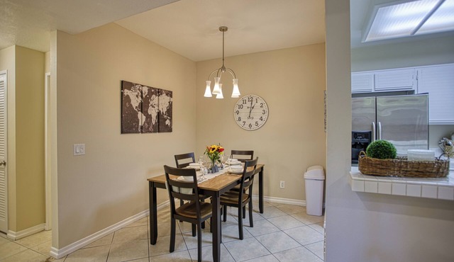 Charming 2-bedroom Condo in the Heart of Santa Clarita with Laundry, Smart TV