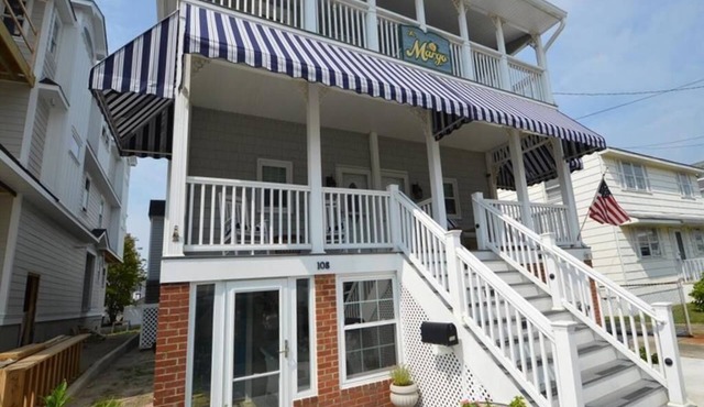 Charming 2 Bedroom Located 2 Blocks from the Beach!