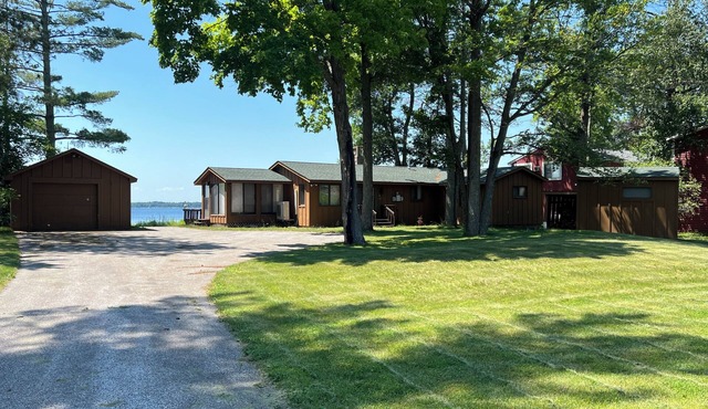 Charming 2-bedroom cabin in serene Sturgeon Lake with AC