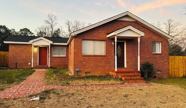 Charming 2-bedroom house with WiFi, AC in pleasant Warner Robins