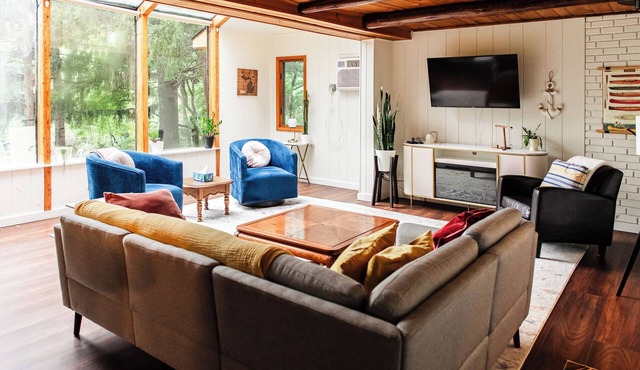 Charming 2-bedroom house with King Bed, Kayaks, Fishing, AC,20 mins to Ann Arbor