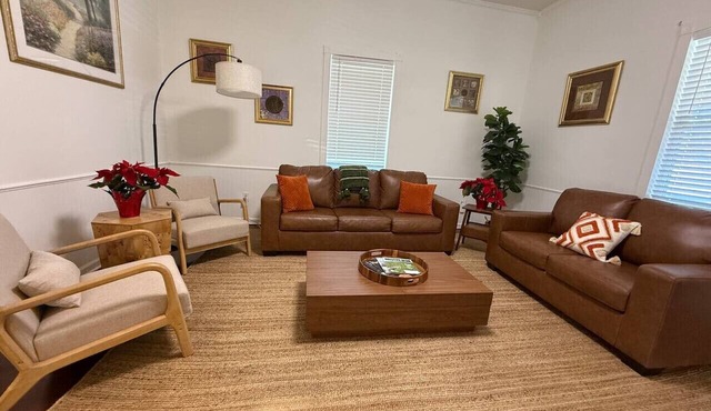 Charming 2-Bedroom/1 Bath Near Everything