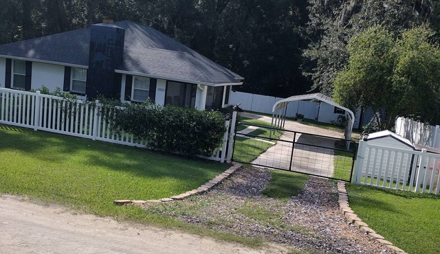 Charming 2-bedroom, 1 bath, game room 2 closed in patios, house in lovely Ocala