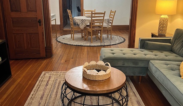 Charming 2-bedroom 1 block to Wrigley