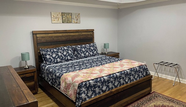 Charming 2-bedroom 1 bath, Livingroom, full kitchen, WiFi & AC in Alpharetta.