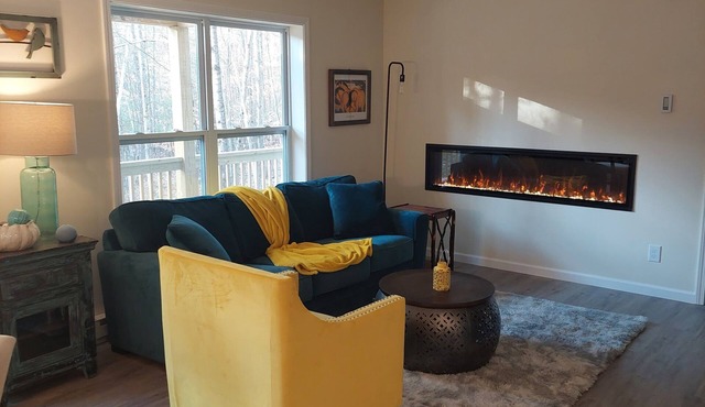 Charming 2-bedroom, 2.5 bathroom house with fireplaces in tranquil Jay with WiFi