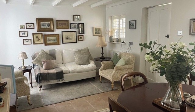 Charming 2-bedroom, 2 bath Old Town cottage. Steps from the beach & restaurants.