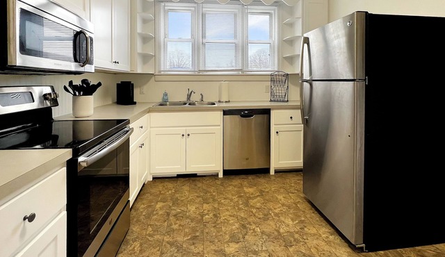 Charming 2-bedroom 2-bath convenient to Casino, Hospitals & Berry Hill Ind.