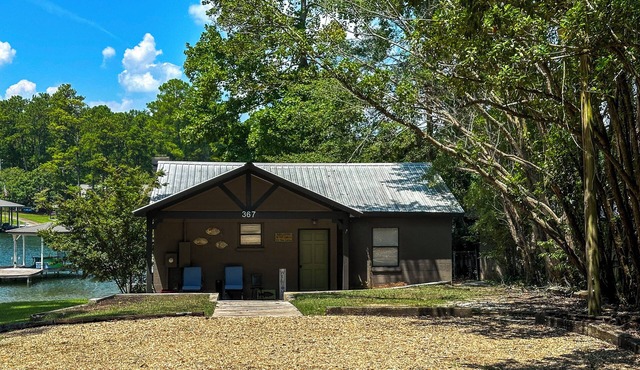 Charming 2-bedroom 2 bath house on beautiful Lake Martin. Quiet and peaceful.