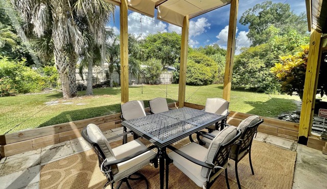 Charming 2 Bedroom 2 Bath Home in Lovely Gulf Gate - 4 miles to Siesta Key Beach