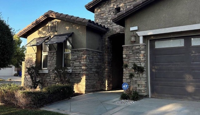 Charming 2-bedroom/2 Bath house with WiFi, AC and Heating in wonderful Fontana