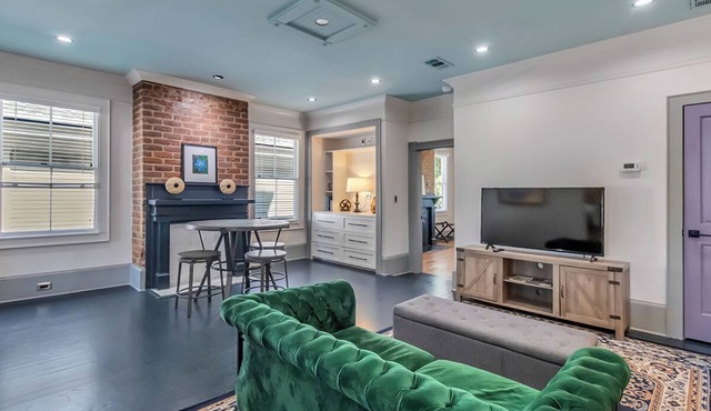 Charming 2-bedroom, 2 bath w/Porches Walk to Forsyth Park