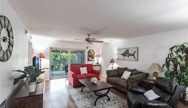 Charming 2-bedroom, 2 bathroom condo with WiFi, AC in South Naples with lanai