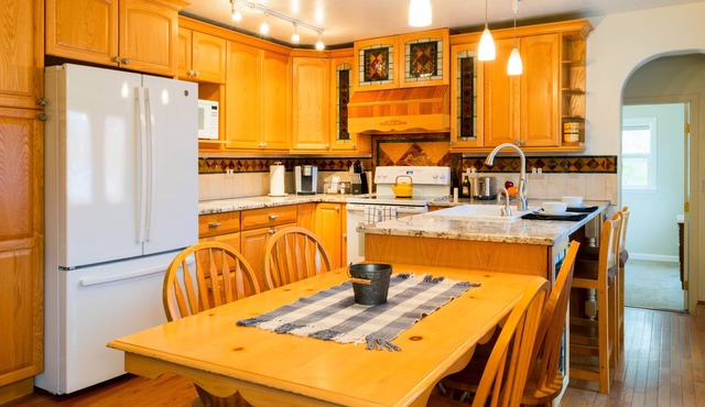 Charming 2 bedroom 2 bathroom home with jetted tub!