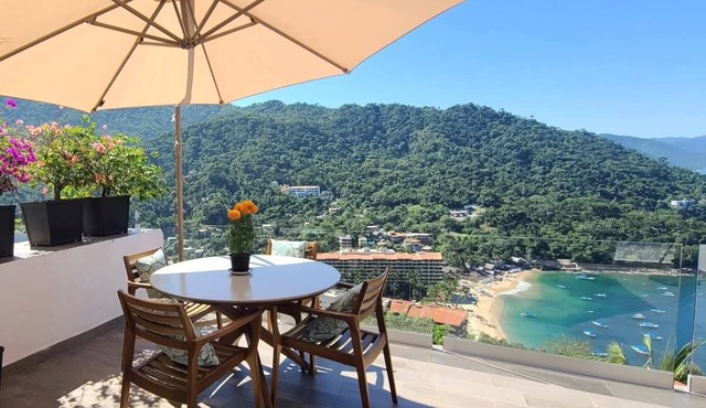 Charming 2-bedroom, 2 bath condo in Mismaloya with AC, remodeled kitchen & baths