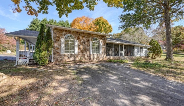 Charming 2-bedroom. 2.5 bathroom house in Hiawassee with AC, WiFi. Sleeps 7