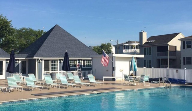 Charming 2-bedroom, 2nd floor condo with pool, AC, & WiFi in Ocean City, NJ
