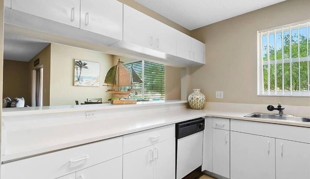 Charming 2-bedroom 2.5 bathroom townhome