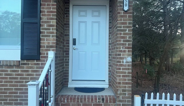 Charming 2 bedroom, 2 bath townhome located in Portsmouth, Simple and elegant!